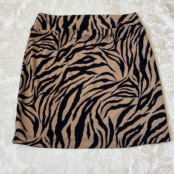5/$25 XXI Forever 21 Animal Print Mini Skirt - Picture 5 of 6